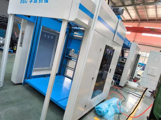 System laminowania arkuszy falistych na zimno lub gorąco, zasilany mocą 30 kW, zapewniający płynny proces laminowania.