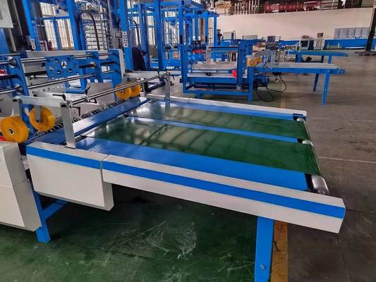 Automatyczna maszyna do układania klapek z powolnym stołem papierowym i komponentami systemu do obracania i układania laminatora fletowego w produkcji opakowań