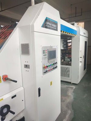 System laminowania arkuszy falistych na zimno lub gorąco, zasilany mocą 30 kW, zapewniający płynny proces laminowania.